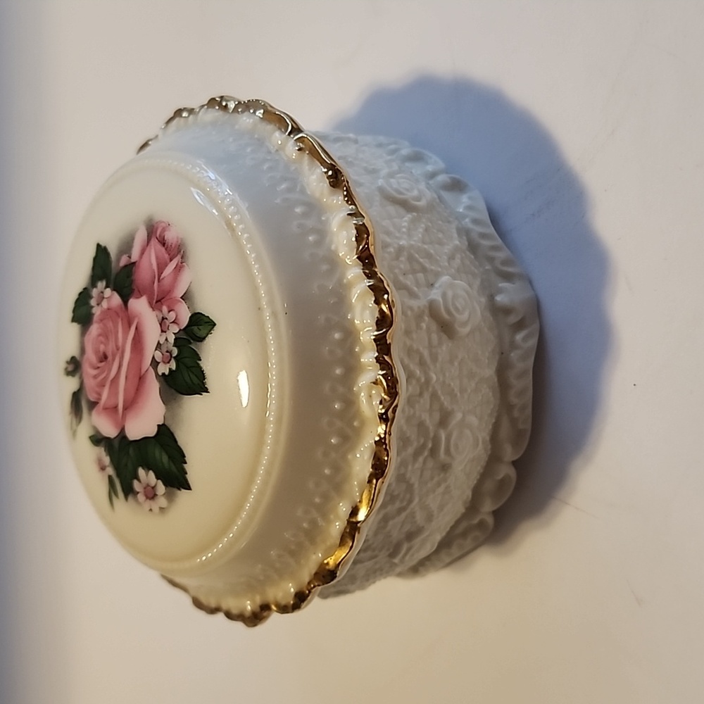 Melodies The Celebration Collection HERITAGE HOUSE Porcelain Music Box YESTERDAY
